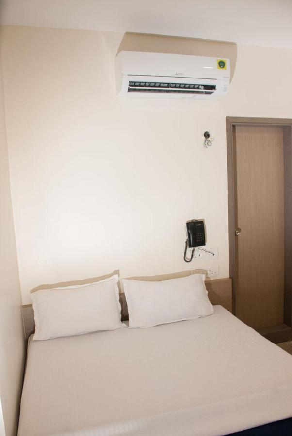 City Hotel Mumbai Exterior foto